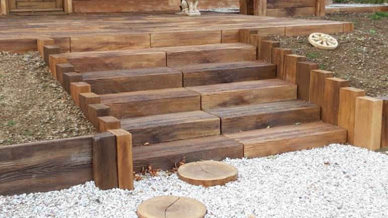 Schody ogrodowe z drewna betonowego
